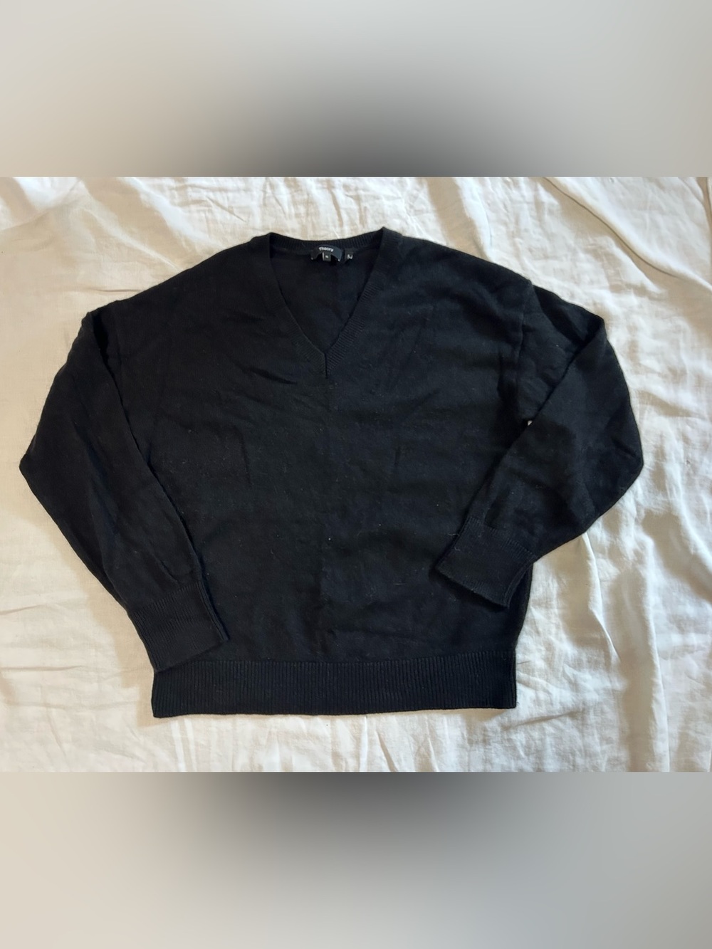 Theory Black V-Neck Featherweight Cashmere Sweater - Classic Knit
